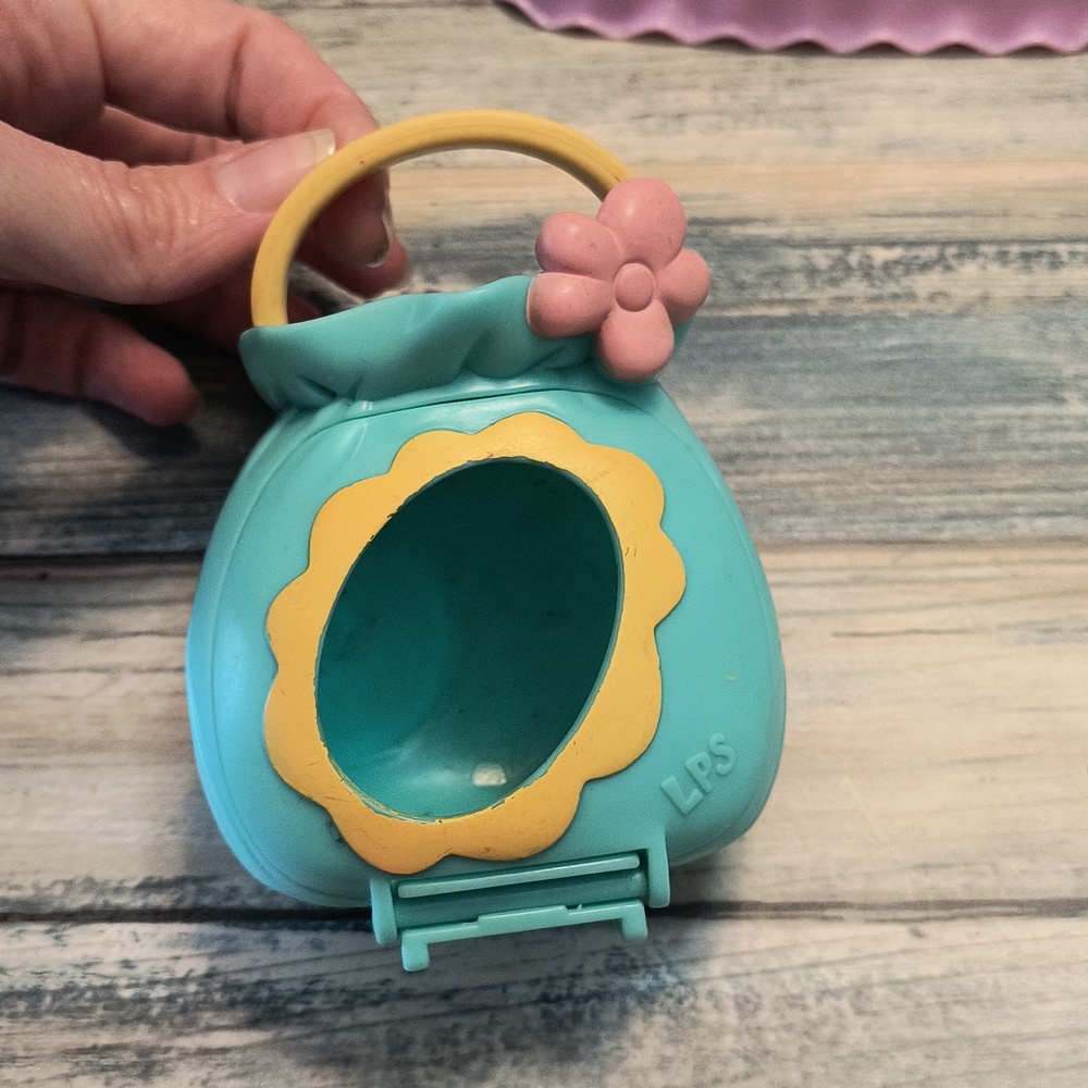 ✨ Littlest Pet Shop (LPS) Accessories Lot – Pet Bed, Carrier, Playset Pieces ✨ - Picture 2 of 10